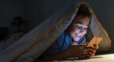 Çocukların yüzde 49’unun elinden gece yarısı telefon düşmüyor