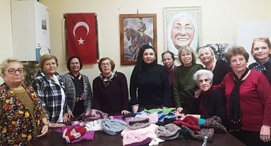 Kartallı Kadınların Ördükleri Atkı ve Bereler Depremzedelere Gönderiliyor