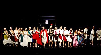 Maltepe'de ''Dünya tiyatrolar günü'' sahnede kutlandı.