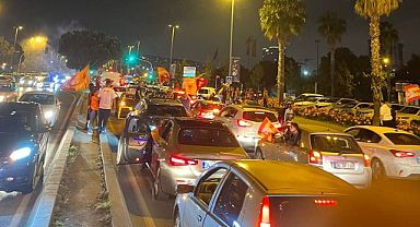 Galatasaray şampiyonluğu sahil yolunu kilitledi (video)