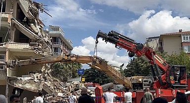 Kartal'da bina yıkımı yapan iş makinası devrildi!