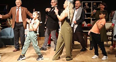 “Araba Kabağa Dönmeden” Adlı Tiyatro Oyunu Kartal’da Sahnelendi