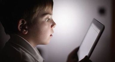 Çocukların %75’i odasında elektronik cihazla uyuyor