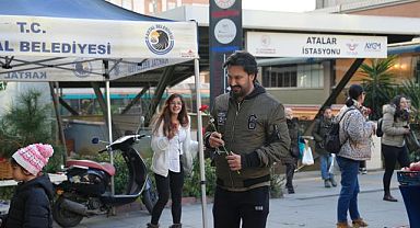Kartal Belediyesi’nden Keman Eşliğinde Karanfil Dağıtımı