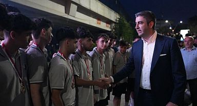 Fenerbahçe Beko’nun Zaferi Kartal Neyzen Tevfik Meydanı’nda Kutlandı