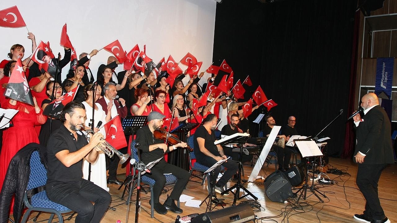 Hakan Ünlüler Korosu, Atatürk’ün İzinde Sahne Aldı