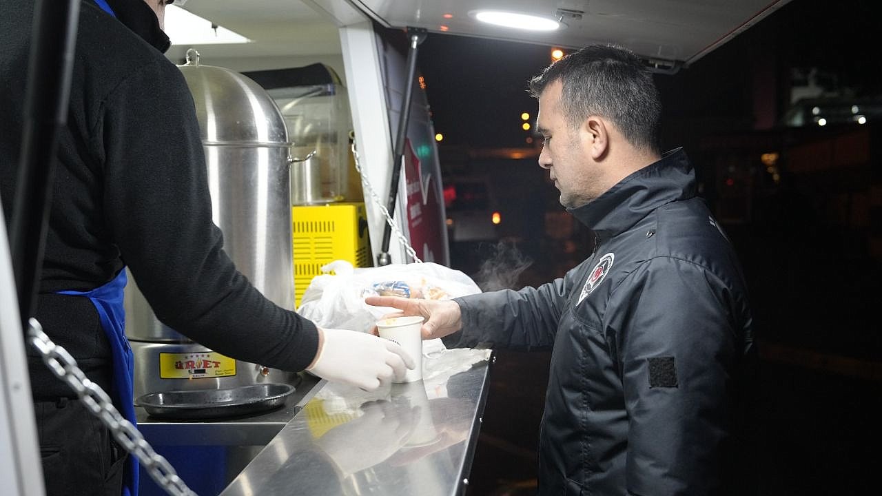 Kartal Belediyesi’nden Vatandaşlara Sıcak Çorba İkramı