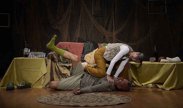 ‘Seçmen Lazım’ Tiyatro Oyunu, Kartal’da Sahnelendi